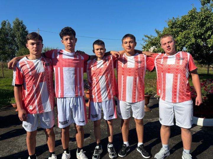 Юных футболистов Чутеевской школы на спортивные победы замотивировали новой экипировкой