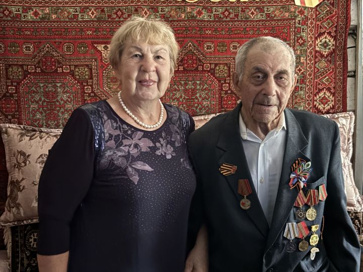 На своем 95-летии житель Каргалы сыграл на балалайке