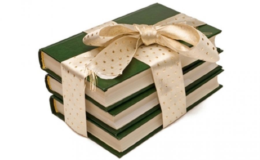 Получи книгу в подарок. Книга в подарок. Книга лучший подарок. Книга хороший подарок. Книга лучший подарок открытка.