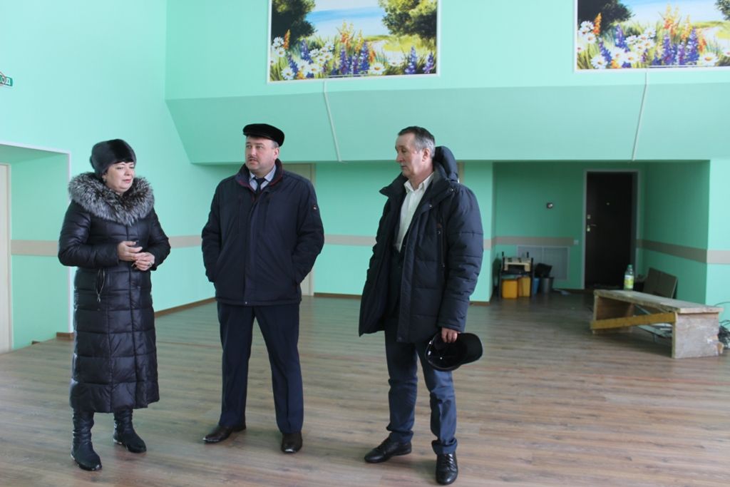Глава Кайбицкого района посетил объекты капитального ремонта и строительства в Кушманах и Большом Русакове