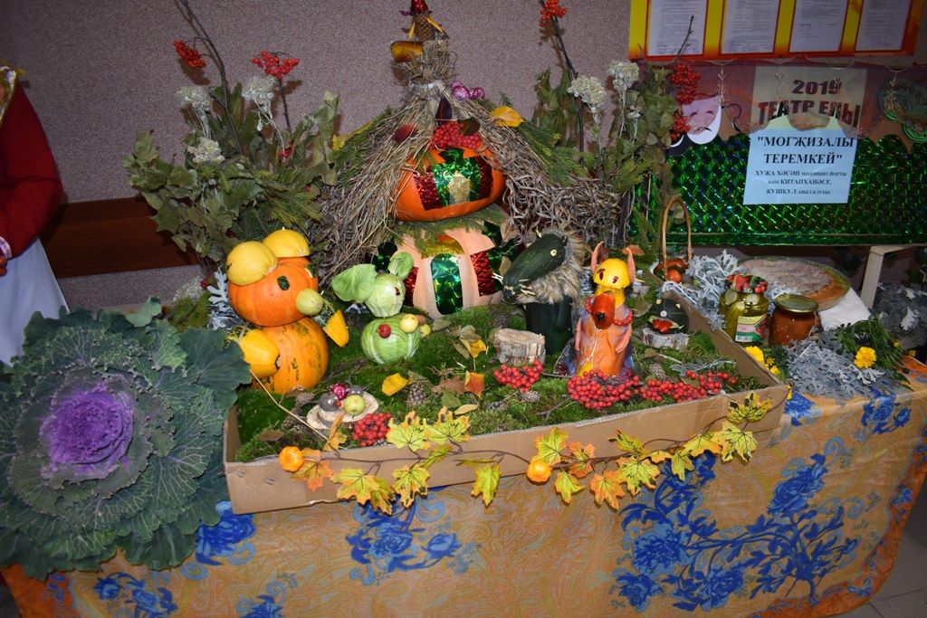 Выставку «Осеннее настроение», прошедшую в Кайбицах, посвятили Году театра