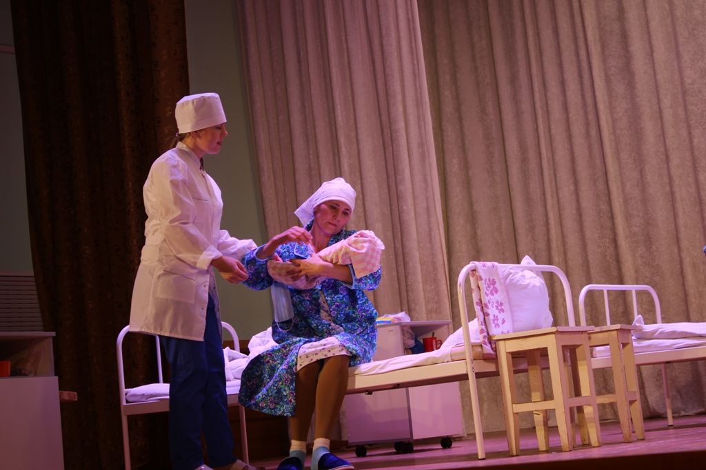 Народный театр «Ак жилкэн» подарил кайбичанам спектакль «Дочки-матери»