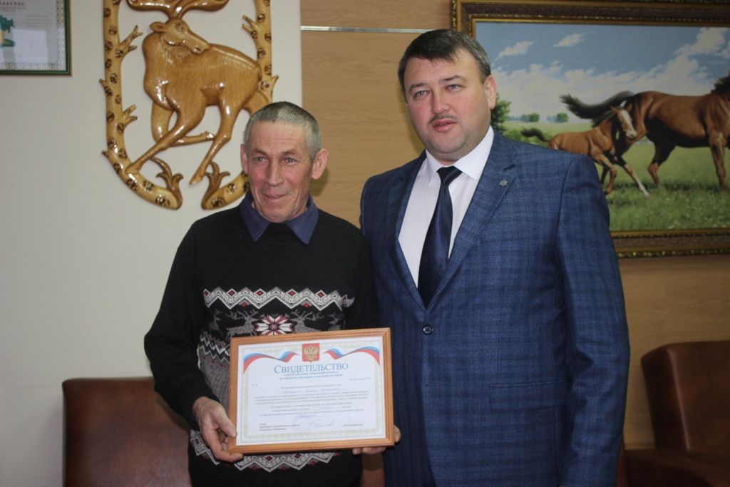 Глава Кайбицкого района вручил сертификаты на строительство жилья
