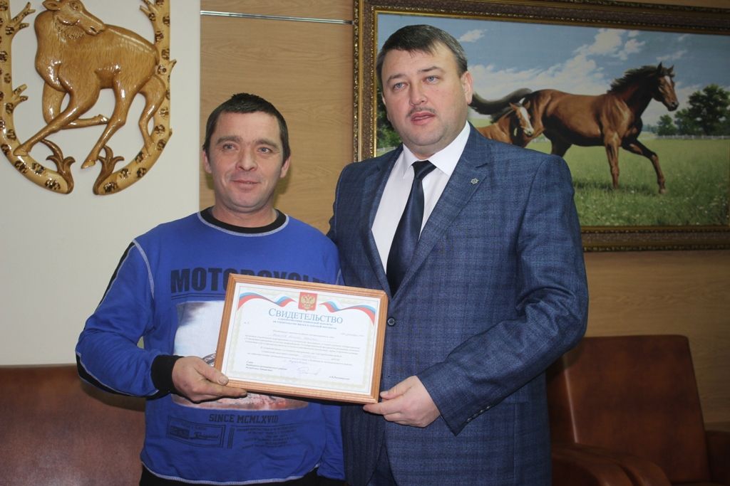 Глава Кайбицкого района вручил сертификаты на строительство жилья