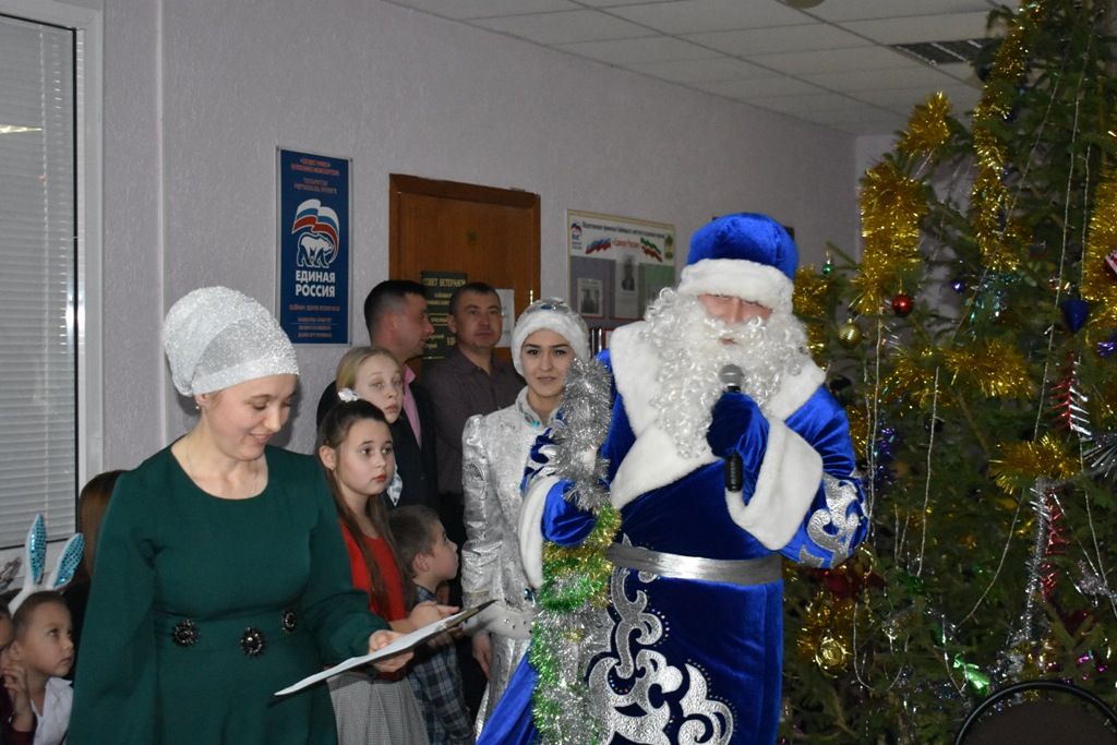 К детям работников Совета и исполкома Кайбицкого района пришли Дед Мороз и Снегурочка
