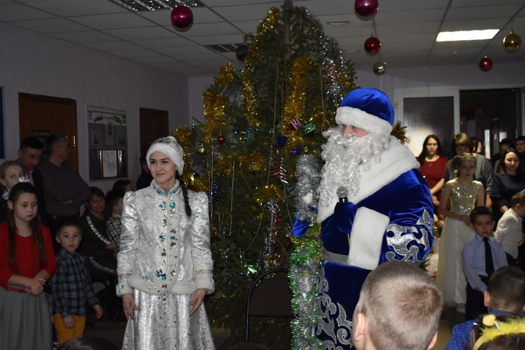 К детям работников Совета и исполкома Кайбицкого района пришли Дед Мороз и Снегурочка