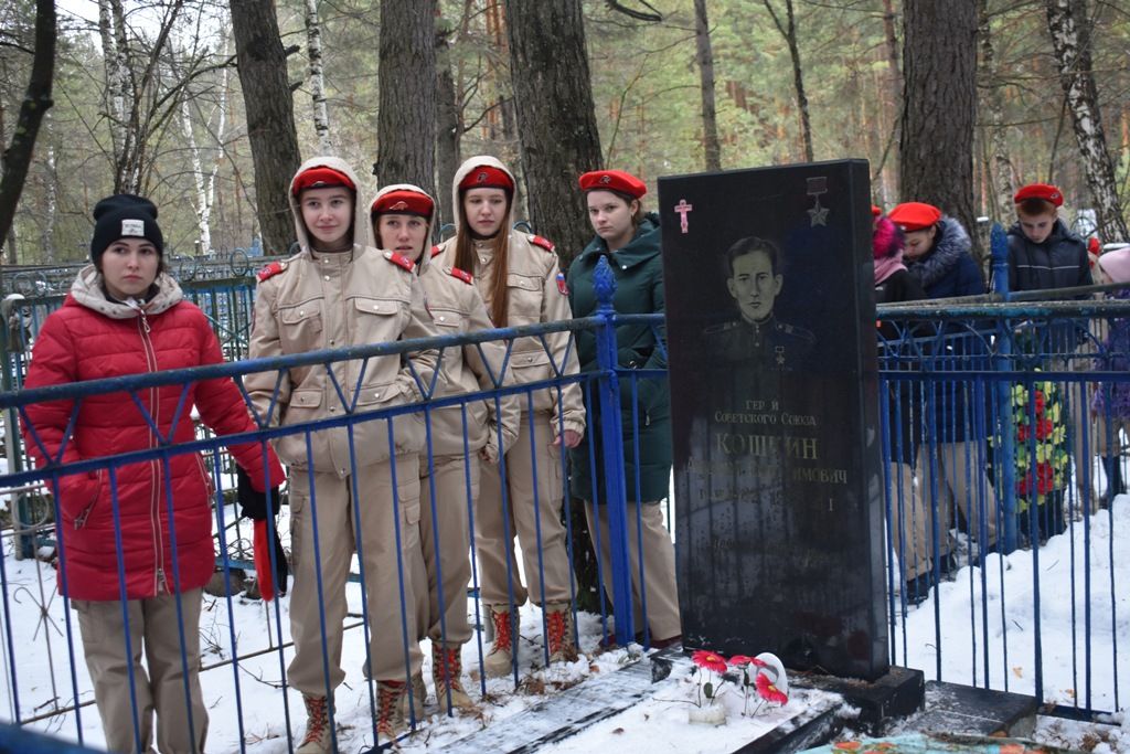 В Волжске кайбицкие юнармейцы возложили венки на могилы земляков - героев Великой Победы