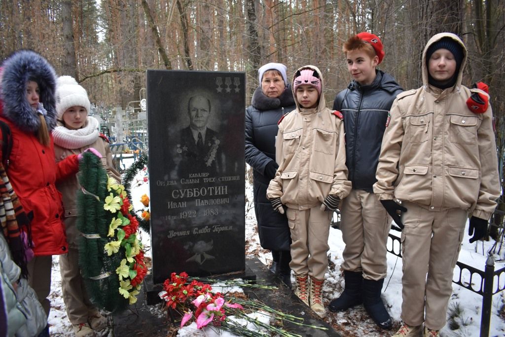 В Волжске кайбицкие юнармейцы возложили венки на могилы земляков - героев Великой Победы