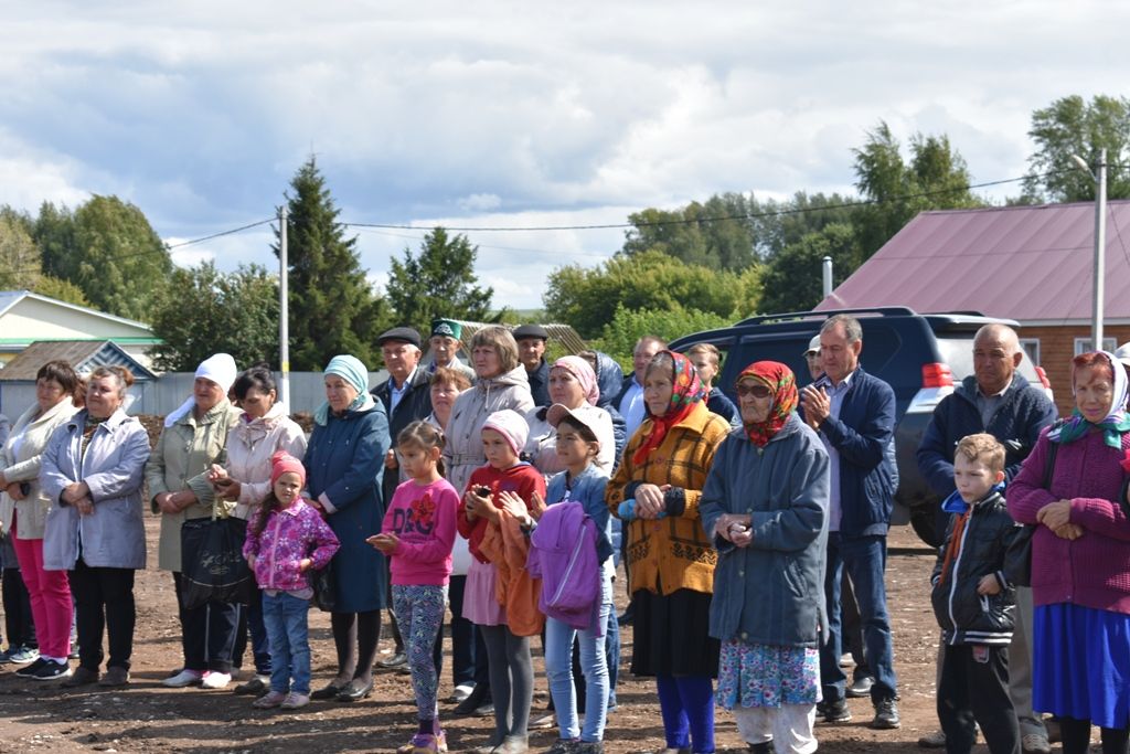 Олы Урсак авылында спорт мәйданчыгы һәм ремонттан соң мәктәпнең спорт залы ачылды