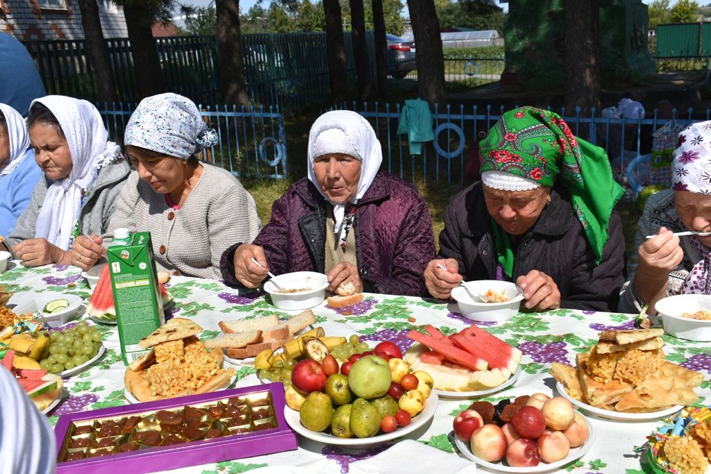 Ураза в таджикистане. Татарский праздник Курбан-байрам. Курбан байрам праздничный стол. Угощение к празднику Курбан - байрам. Традиции Курбан байрам Татарстана.