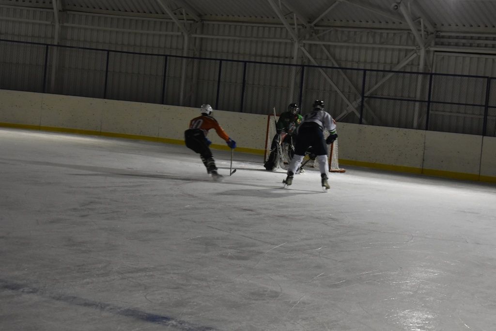 Хоккей: Кайбыч- Апас районының Йомралы авылы командасы. Ярыш “Кайбыч” боз шугалагында узды