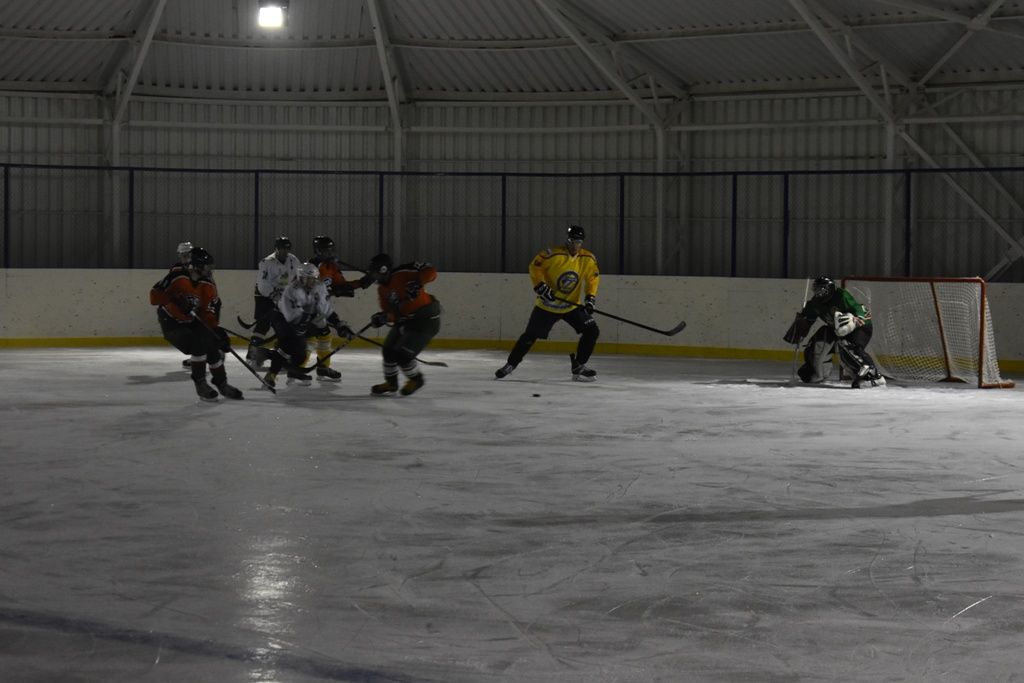 Хоккей: Кайбыч- Апас районының Йомралы авылы командасы. Ярыш “Кайбыч” боз шугалагында узды