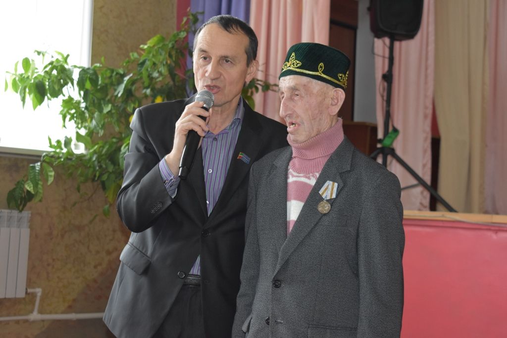 На вручении юбилейной медали ветеран из Бурундуков спел «Кара урман»