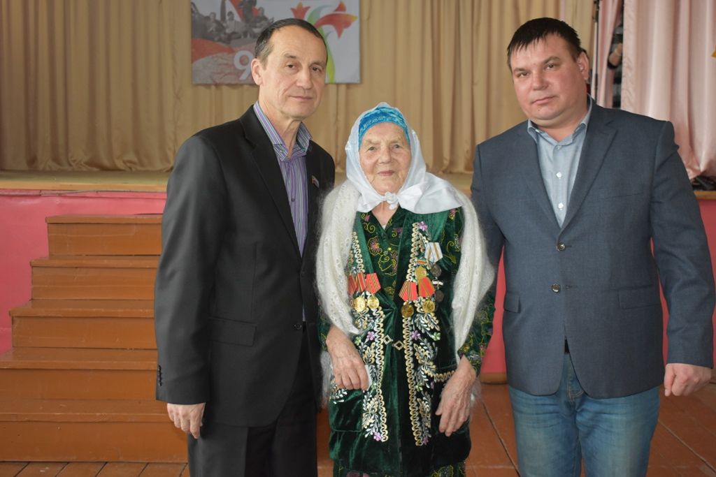 На вручении юбилейной медали ветеран из Бурундуков спел «Кара урман»