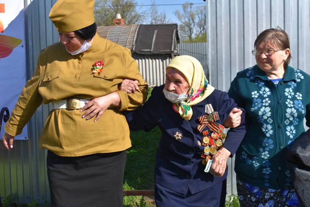 С юбилеем Победы ветерана войны Евдокию Вакатову поздравил глава Кайбицкого района