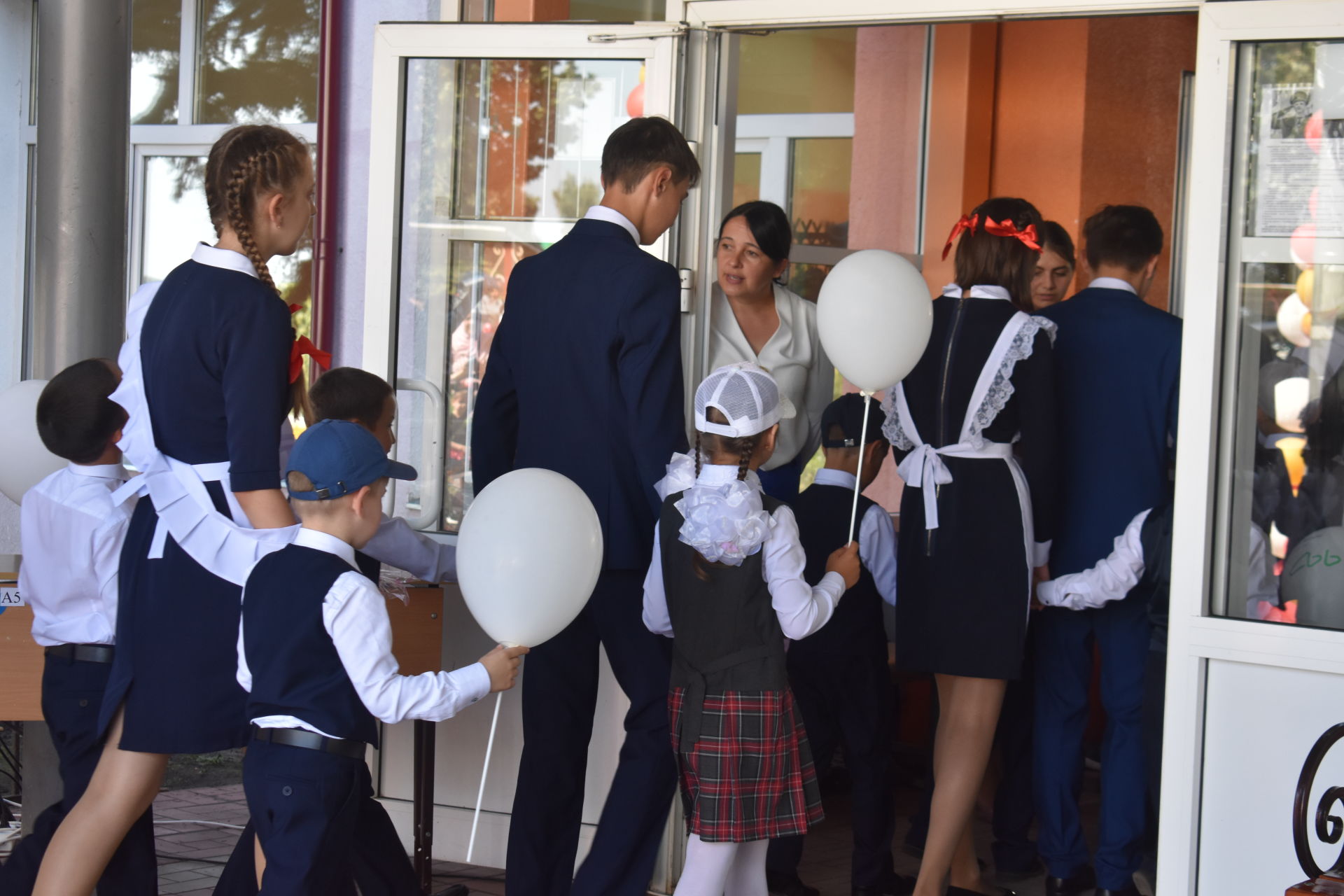 МБОУ Большекайбицкая СОШ центр образования. Дети школьники встречают папу стоя. Первый звонок первый урок