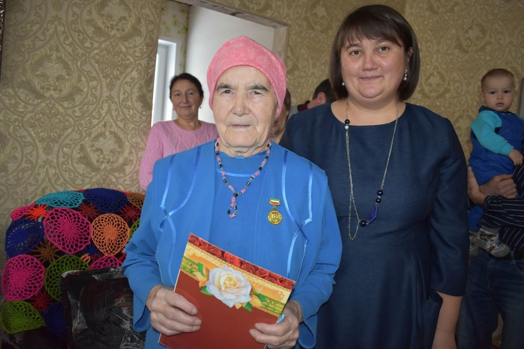 Труженицу тыла из Янсуринского поздравили с 90-летним юбилеем
