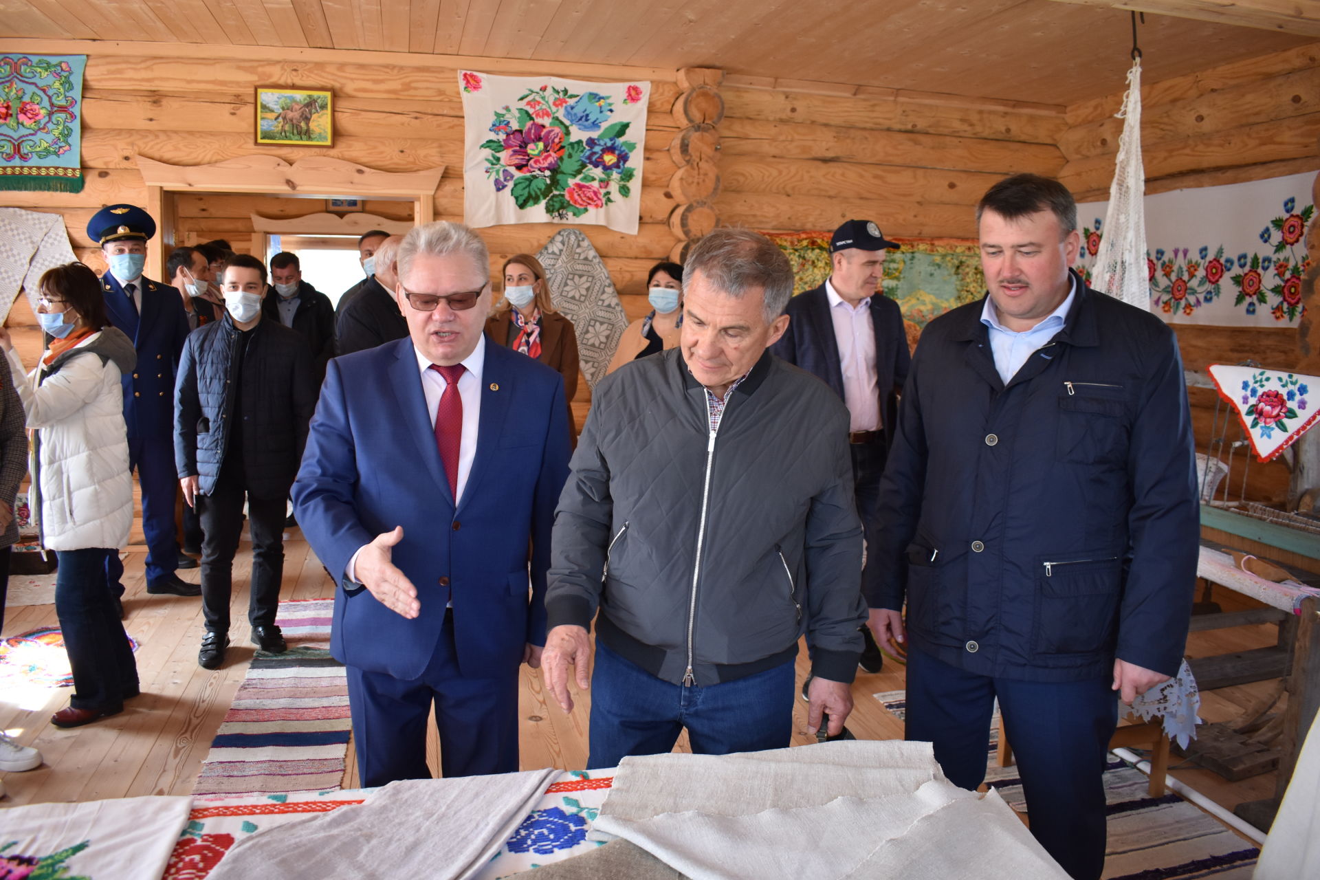Рустам Минниханов посетил музей землепашества и сельского быта в Большом Подберезье