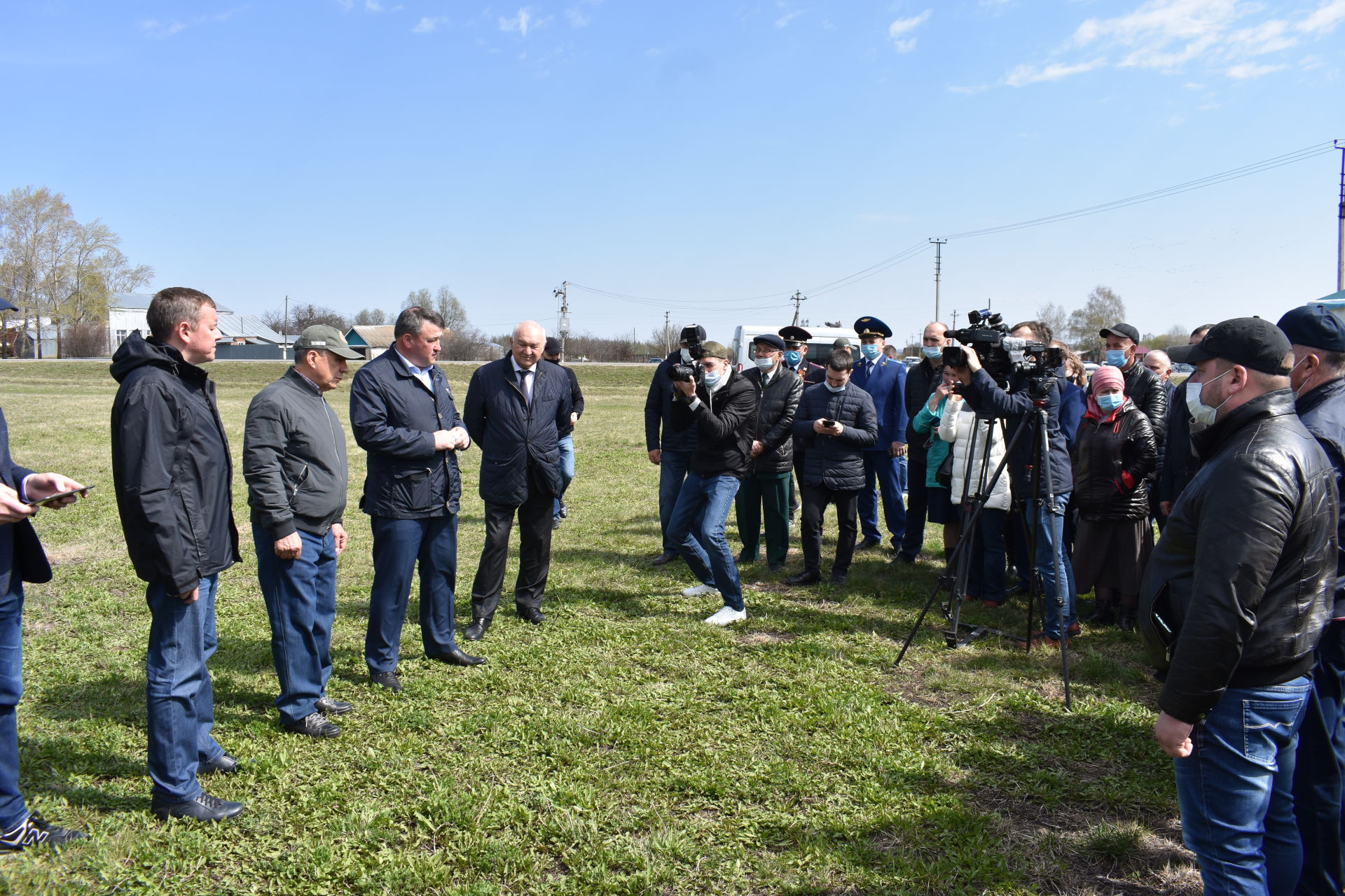 Минниханов ознакомился с ходом весенне-полевых работ в Кайбицком