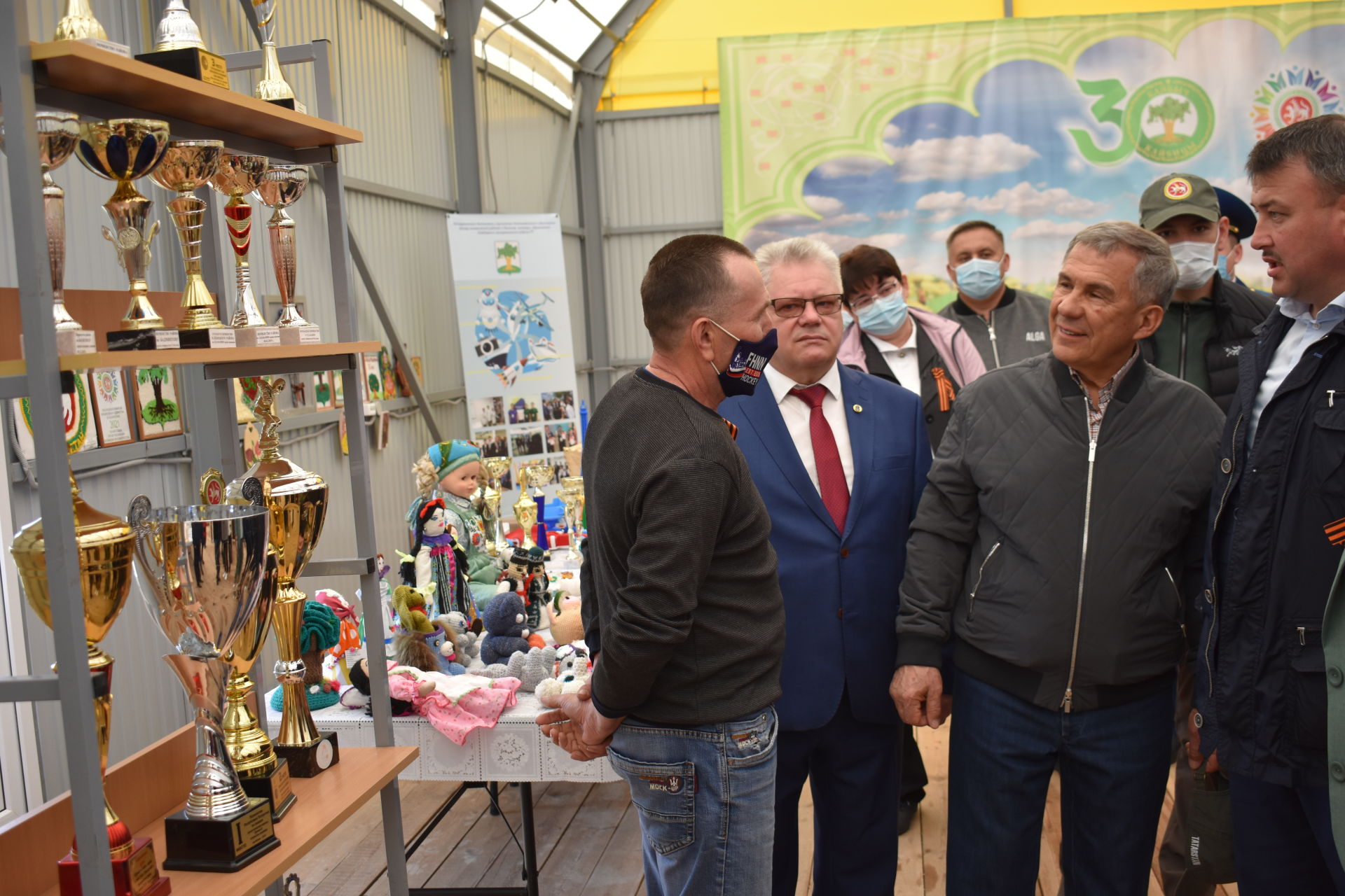 Рустам Минниханов посетил музей землепашества и сельского быта в Большом Подберезье