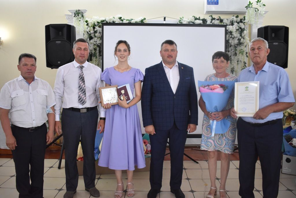 Семь выпускников школ Кайбицкого района получили аттестаты особого образца и медали «За особые успехи в обучении»