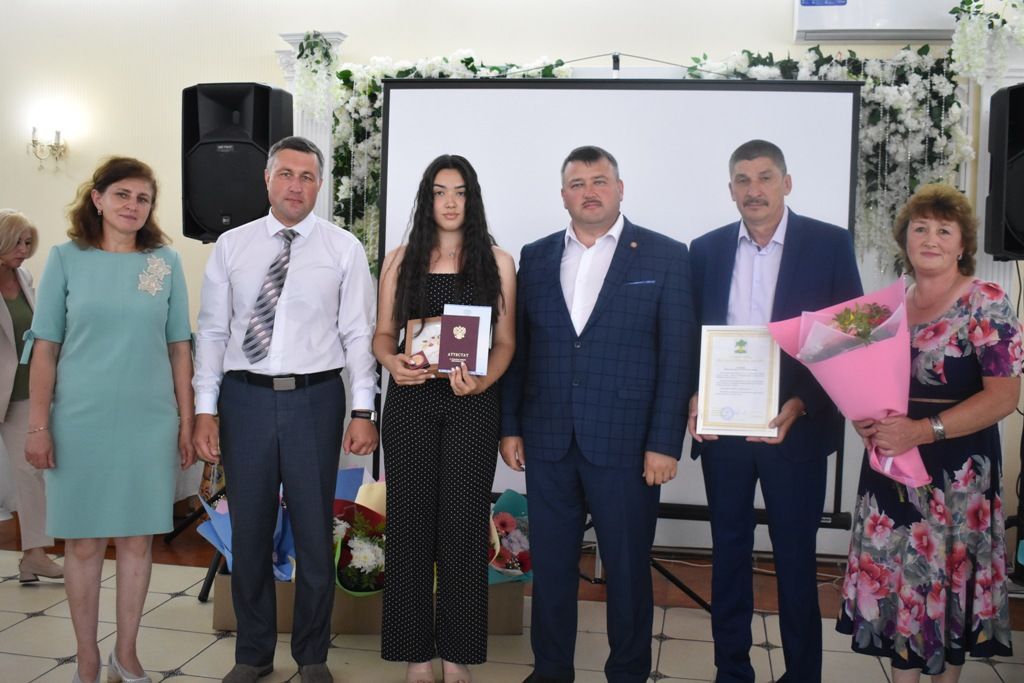 Семь выпускников школ Кайбицкого района получили аттестаты особого образца и медали «За особые успехи в обучении»