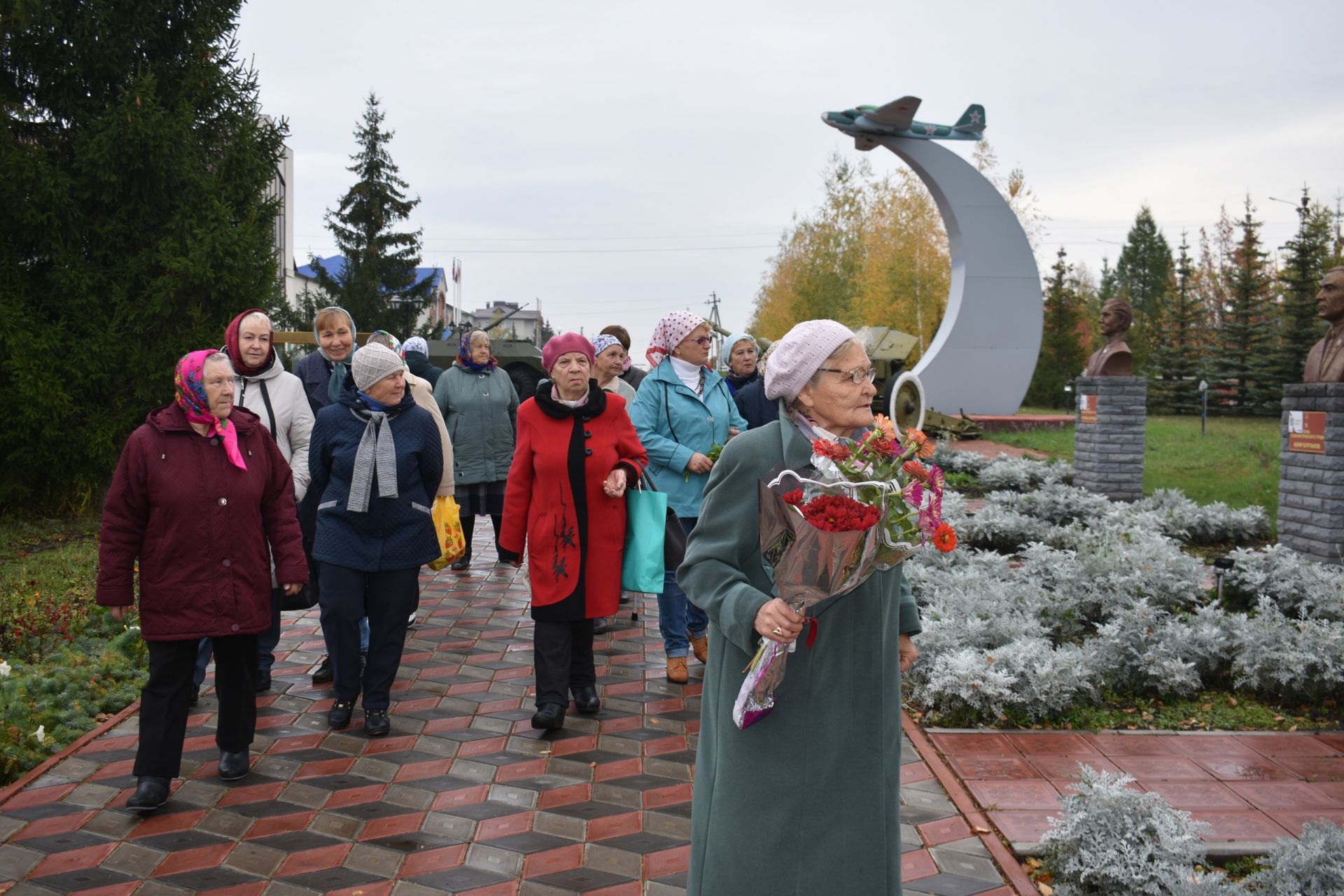 Пожилые подберезинцы посетили парк Победы в райцентре