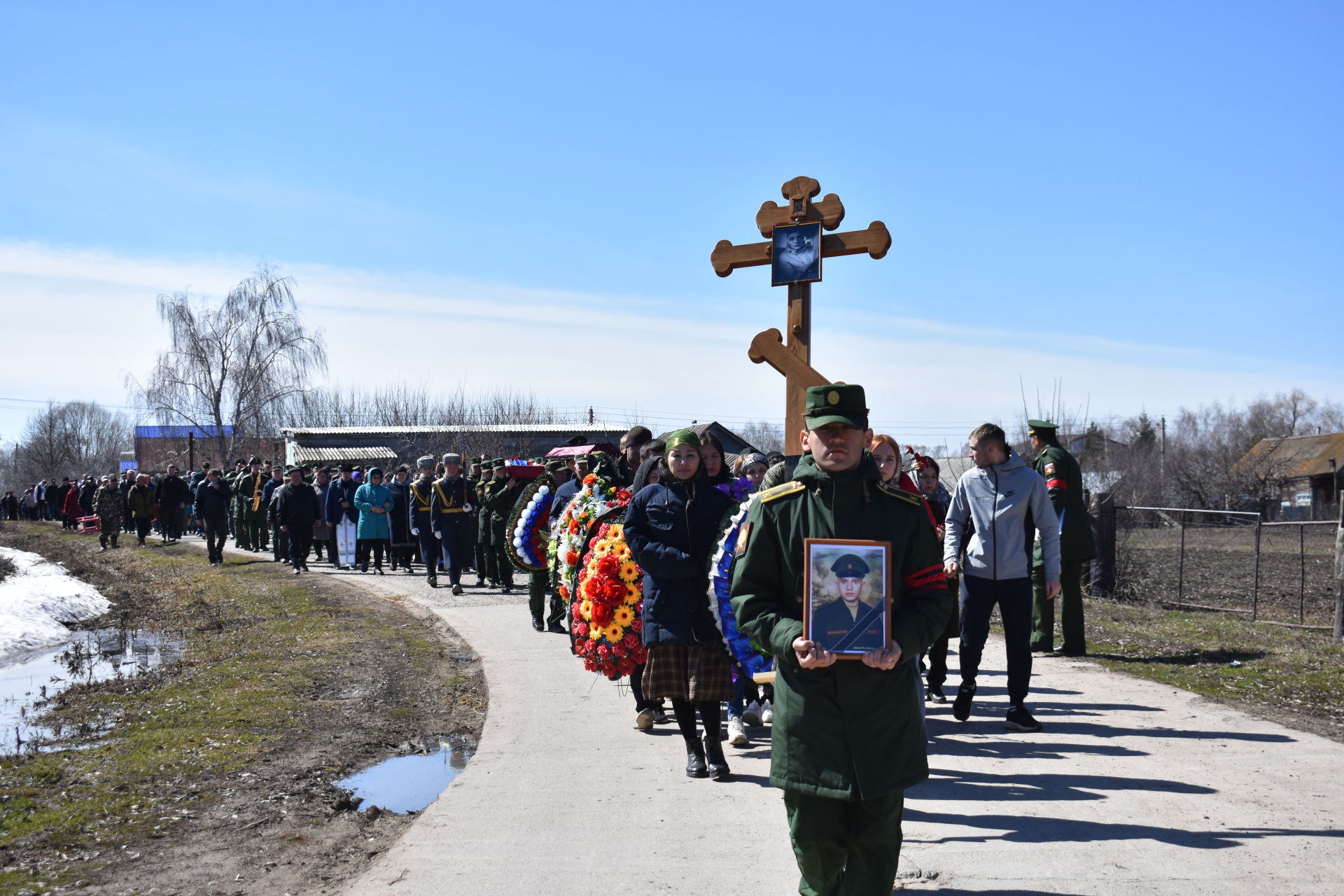 Похороны лебедева вс рф. Могилы погибших солдат. Похороны Артема погибшего на Украине.