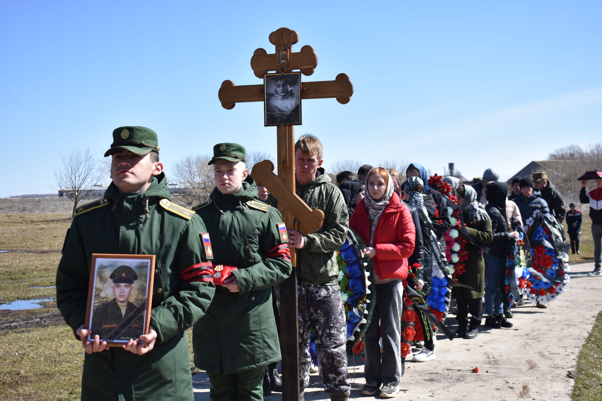 Родственники погибших в спецоперации. Похороны в Кайбицком районе. Могилы погибших солдат.