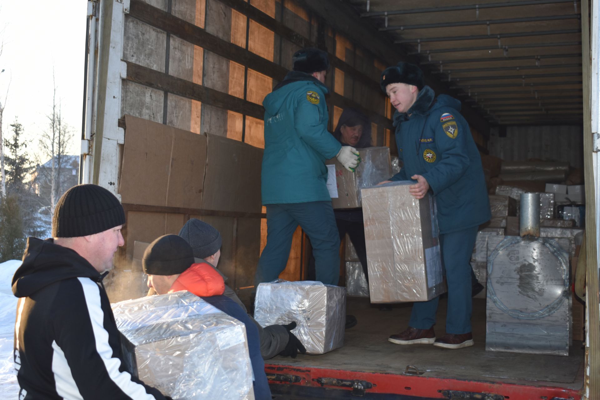 Из Кайбиц в зону СВО отправили автомобиль «Нива» и гуманитарную помощь