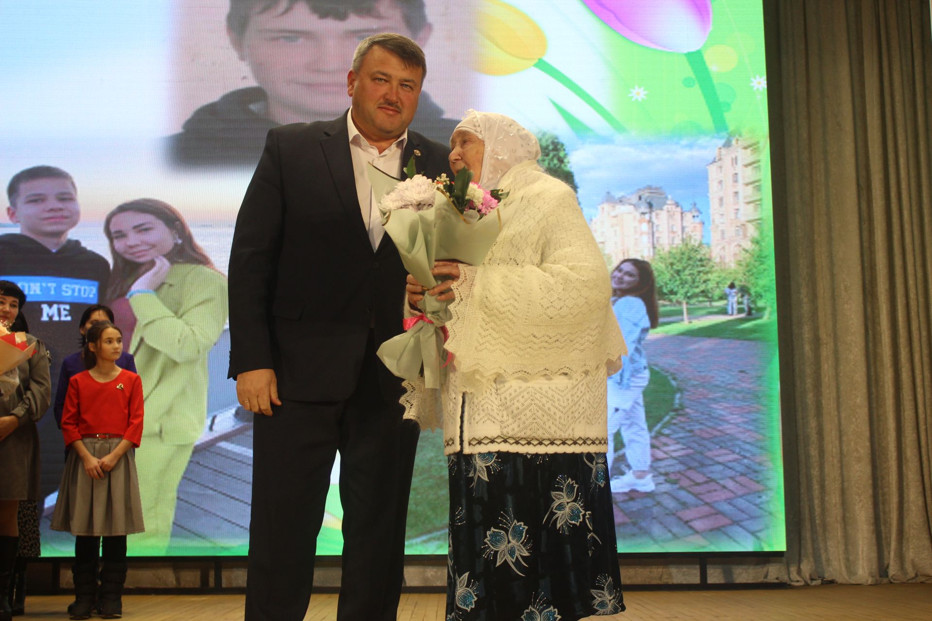 Кайбычта әниләргә дан җырладылар