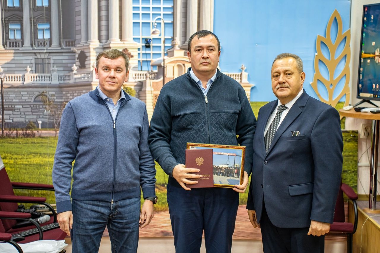 Главному аграрию района вручили удостоверение о прохождении обучения