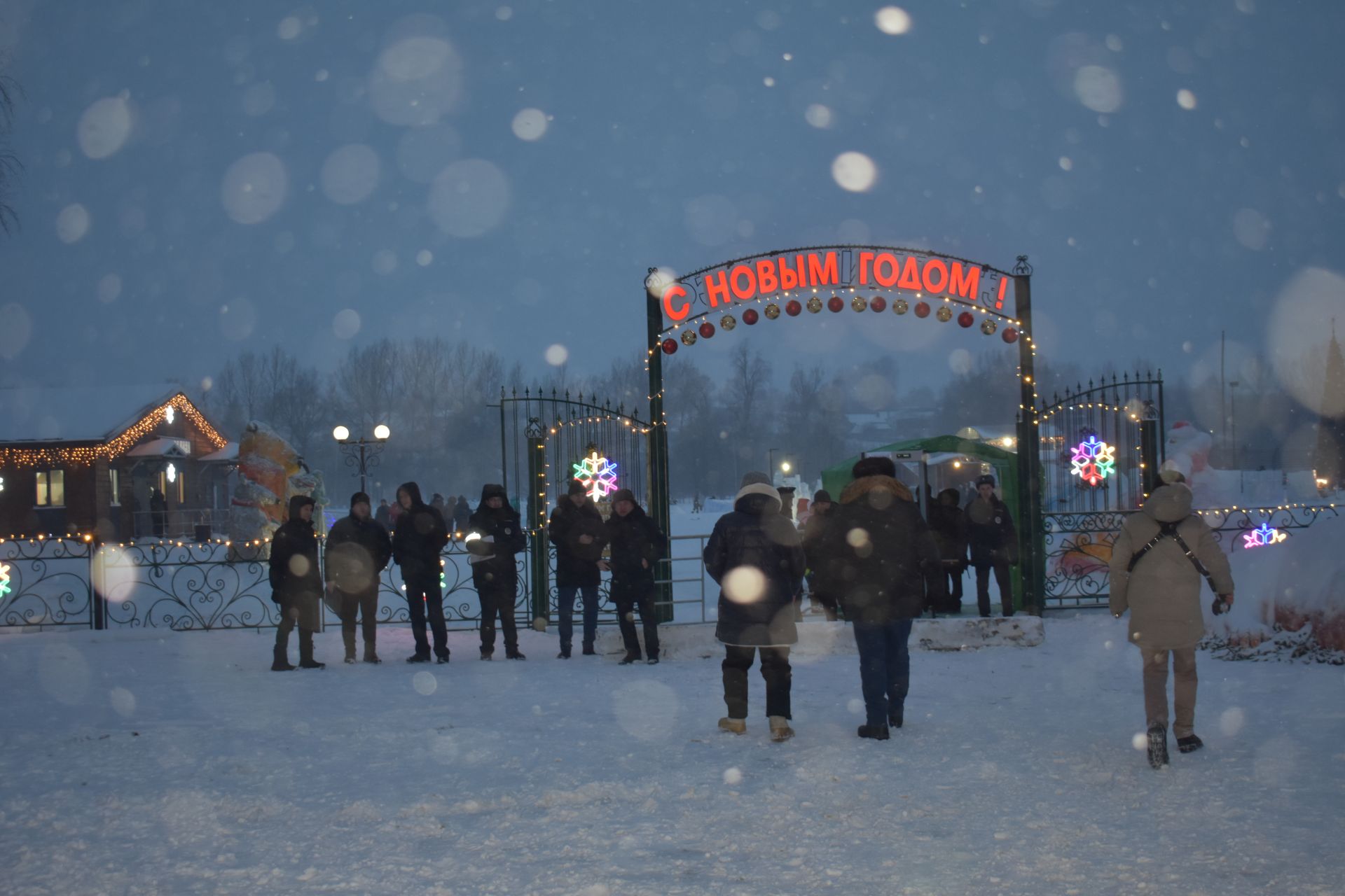 В Кайбицах под волшебный снегопад состоялось открытие главной елки района