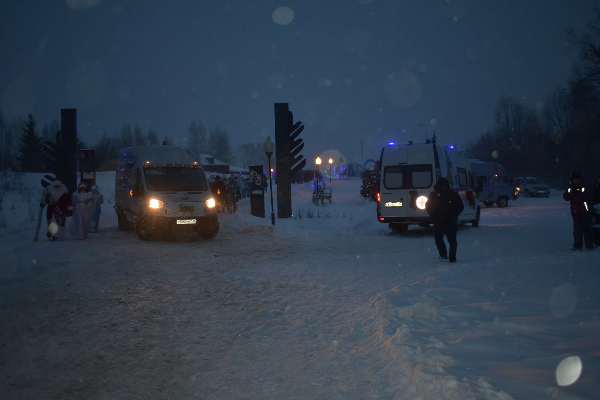 В Кайбицах под волшебный снегопад состоялось открытие главной елки района