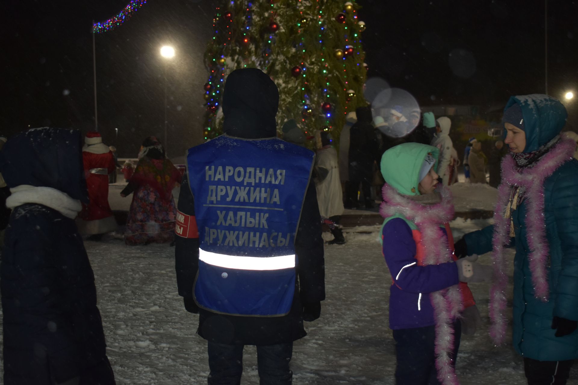 В Кайбицах под волшебный снегопад состоялось открытие главной елки района