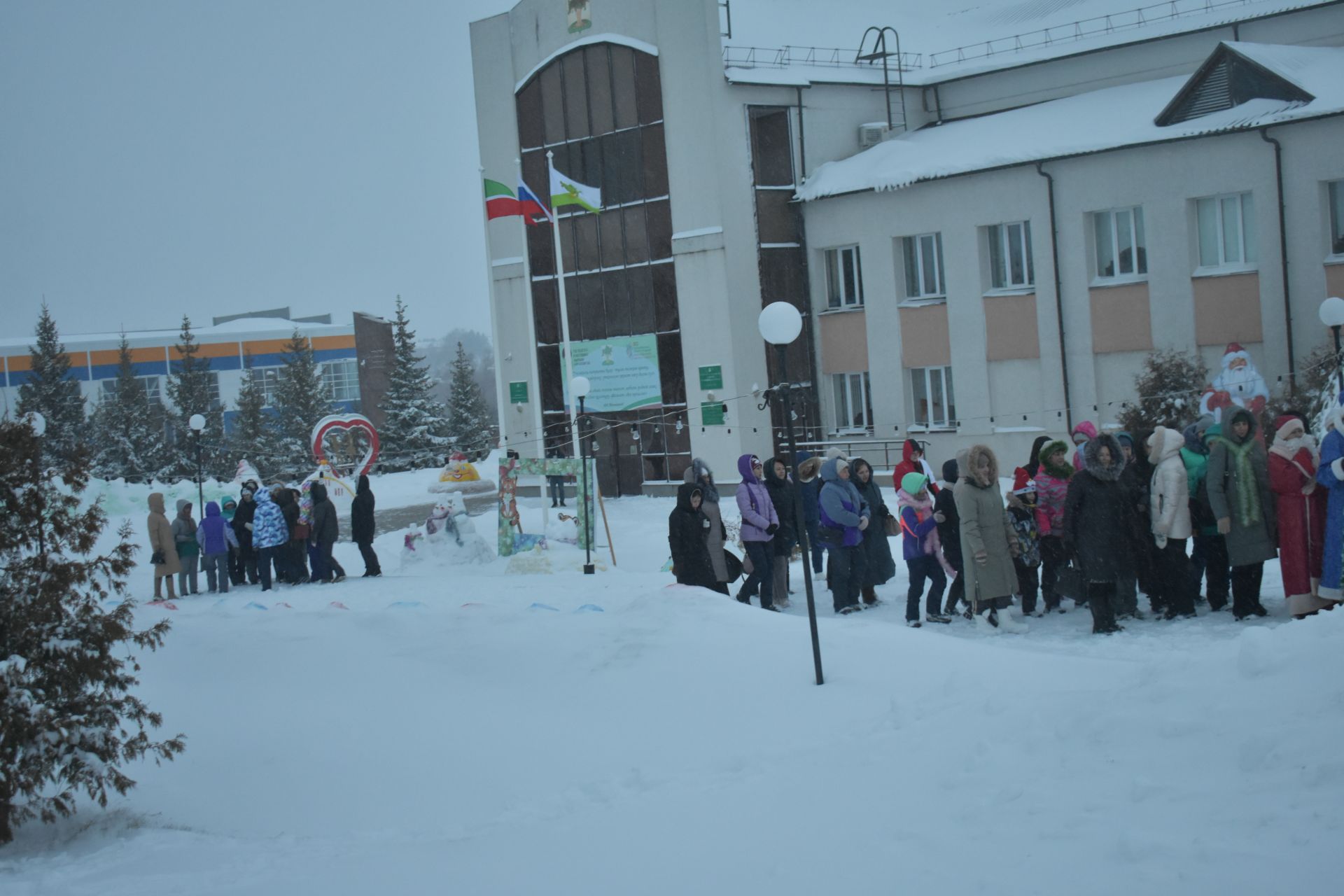 В Кайбицах под волшебный снегопад состоялось открытие главной елки района