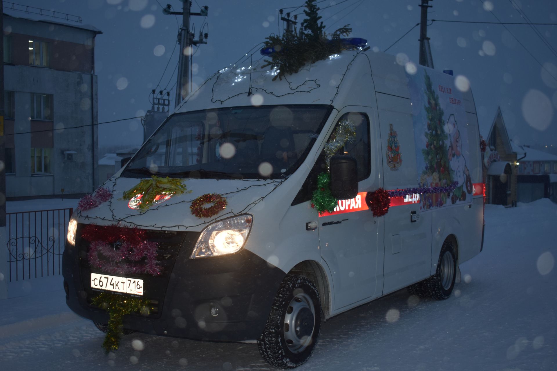 В Кайбицах под волшебный снегопад состоялось открытие главной елки района