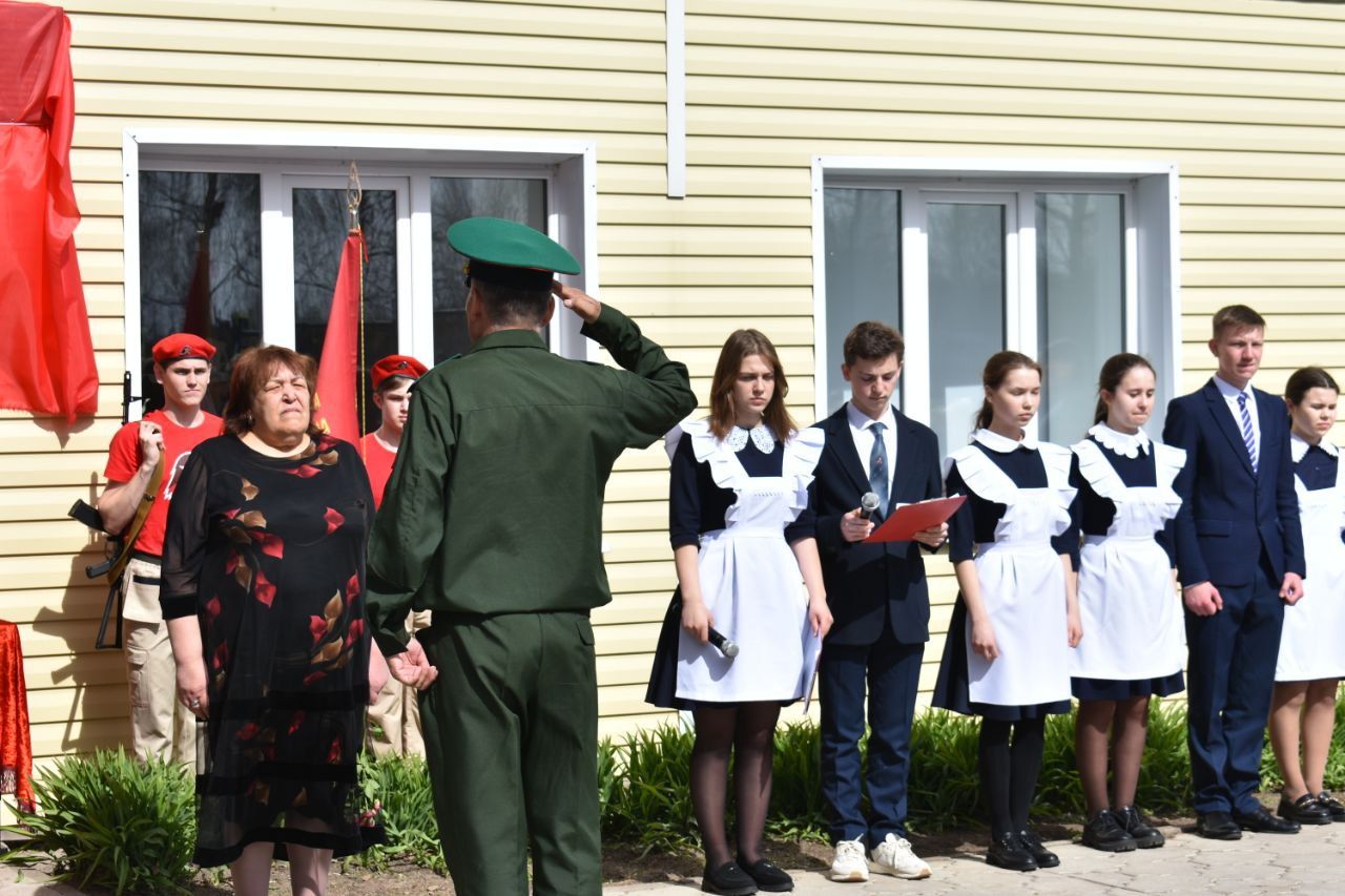 В честь командира танка Артема Нагоркина в Большом Подберезье установили мемориальную доску