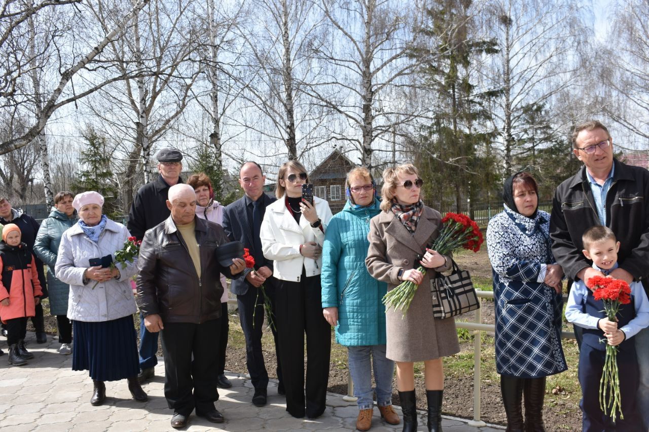 В честь командира танка Артема Нагоркина в Большом Подберезье установили мемориальную доску