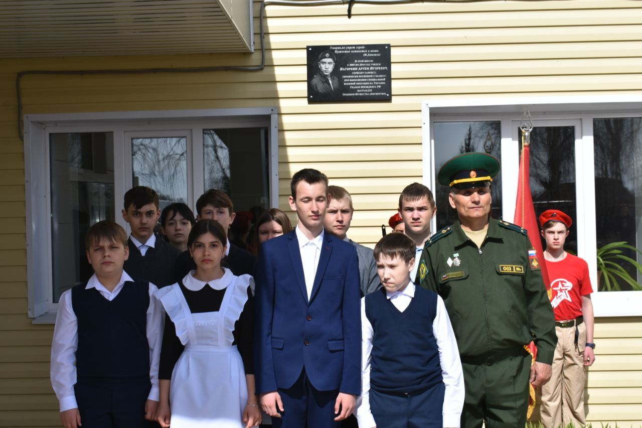 В честь командира танка Артема Нагоркина в Большом Подберезье установили мемориальную доску