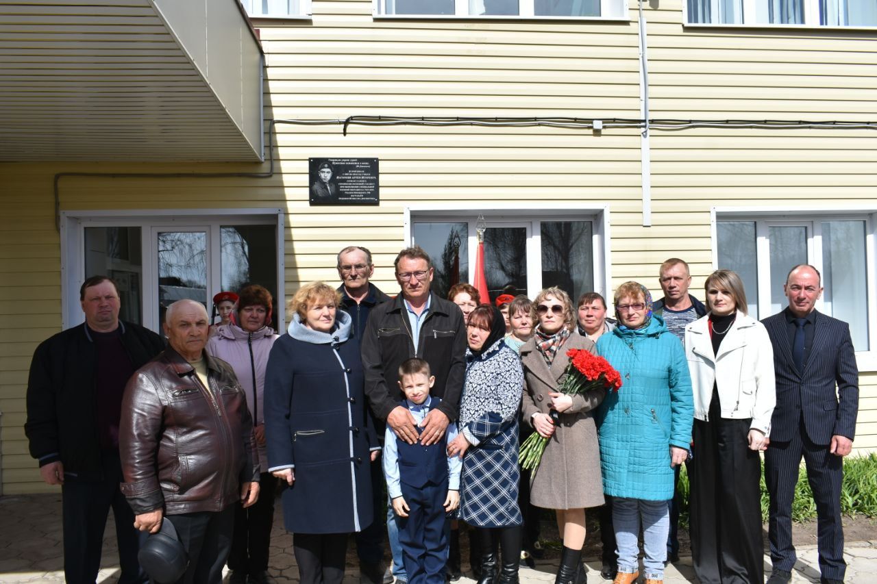 В честь командира танка Артема Нагоркина в Большом Подберезье установили мемориальную доску