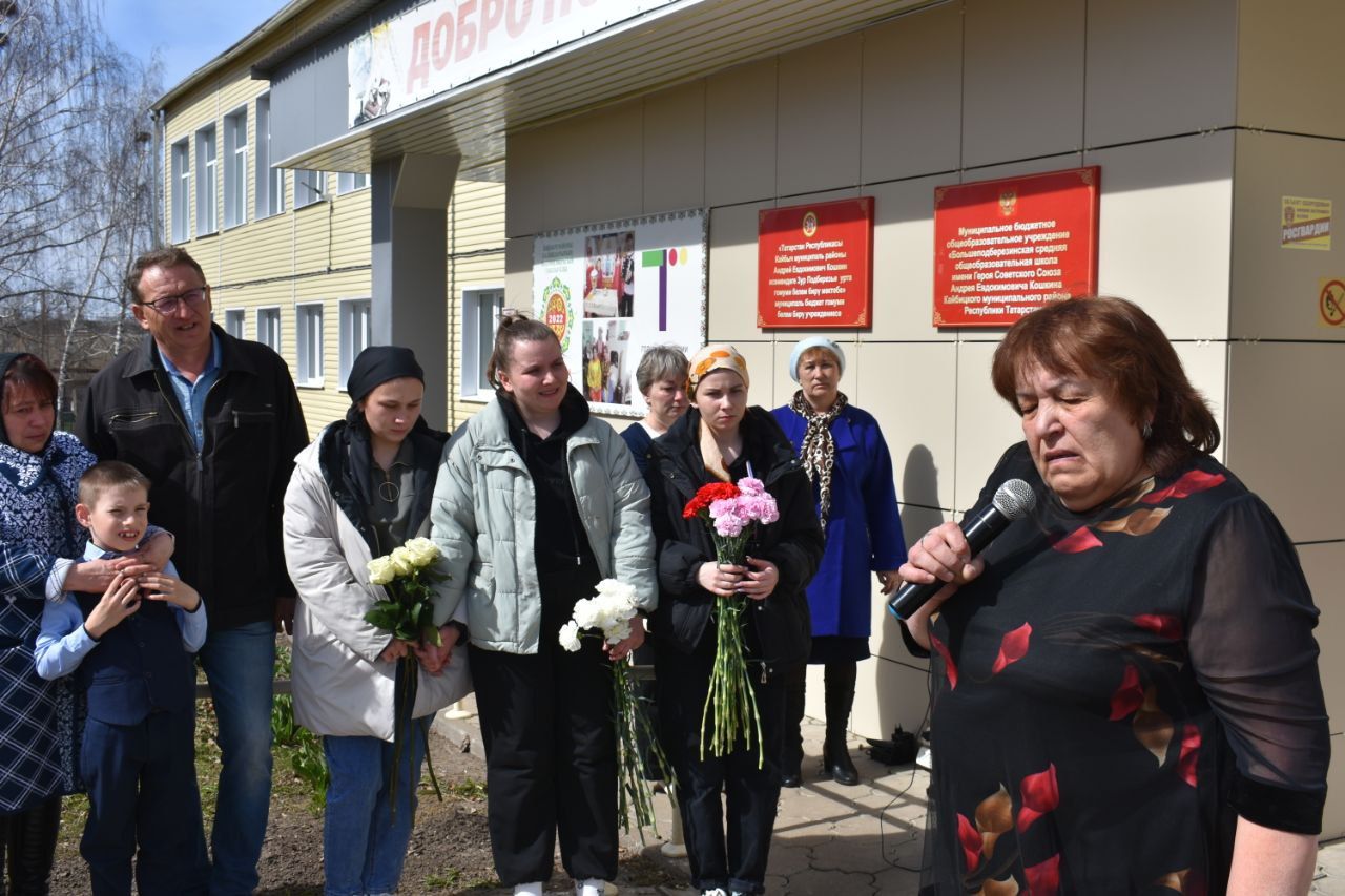 В честь командира танка Артема Нагоркина в Большом Подберезье установили мемориальную доску