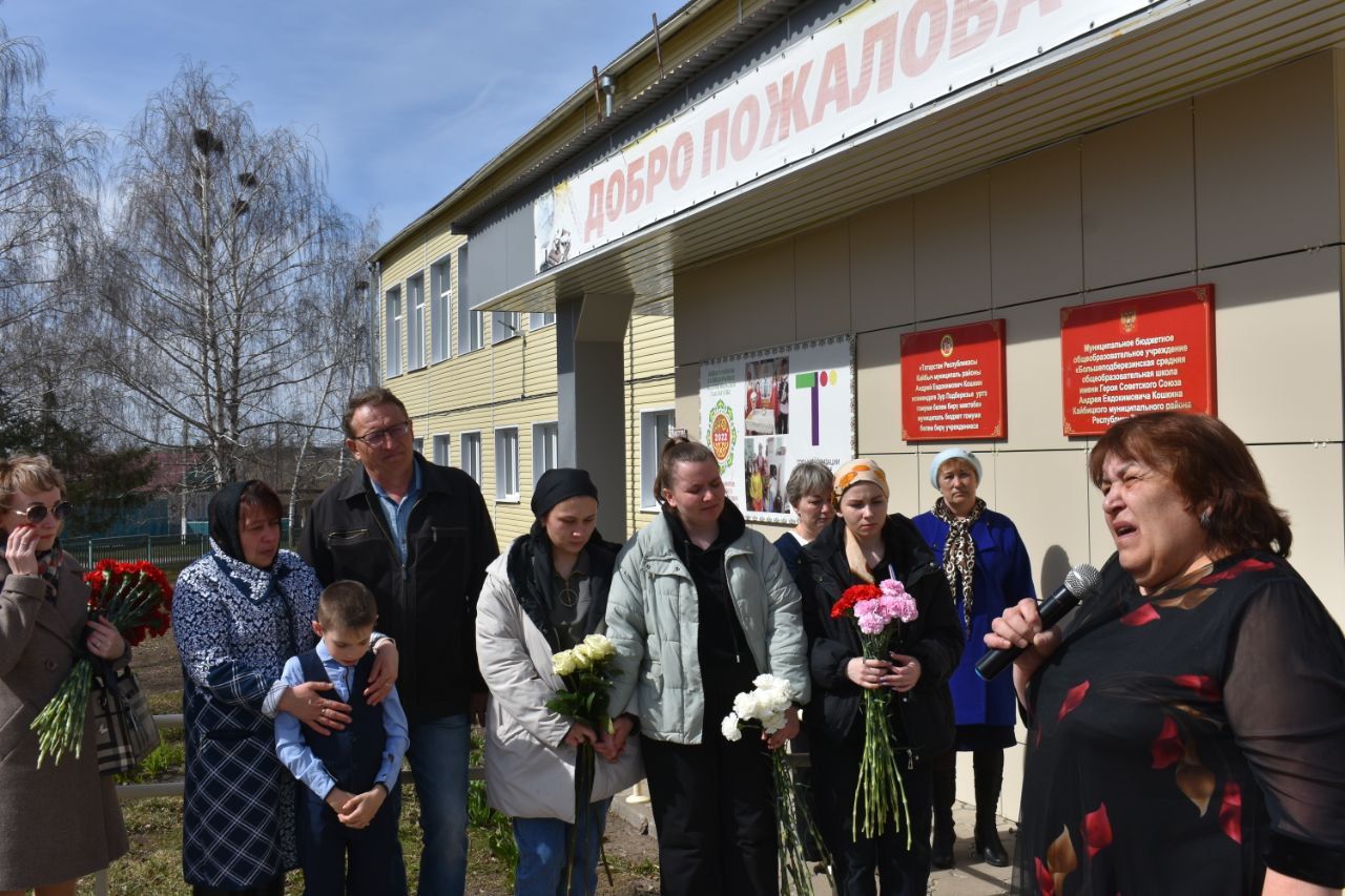 В честь командира танка Артема Нагоркина в Большом Подберезье установили мемориальную доску