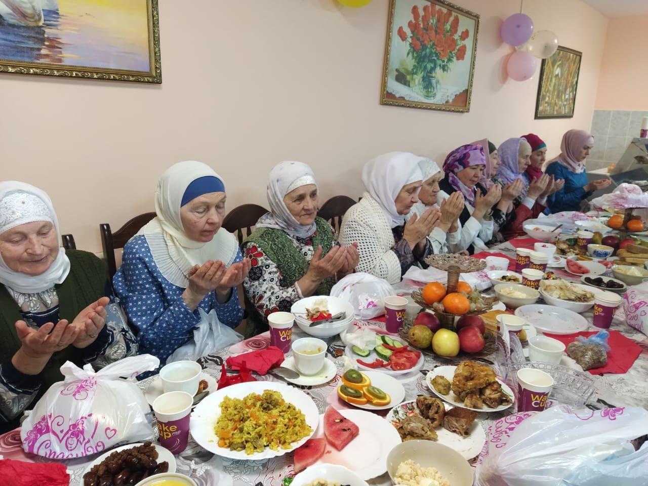 В Больших Кайбицах супруги Рустам и Альбина Хикматуллины провели благотворительный ифтар-меджлис