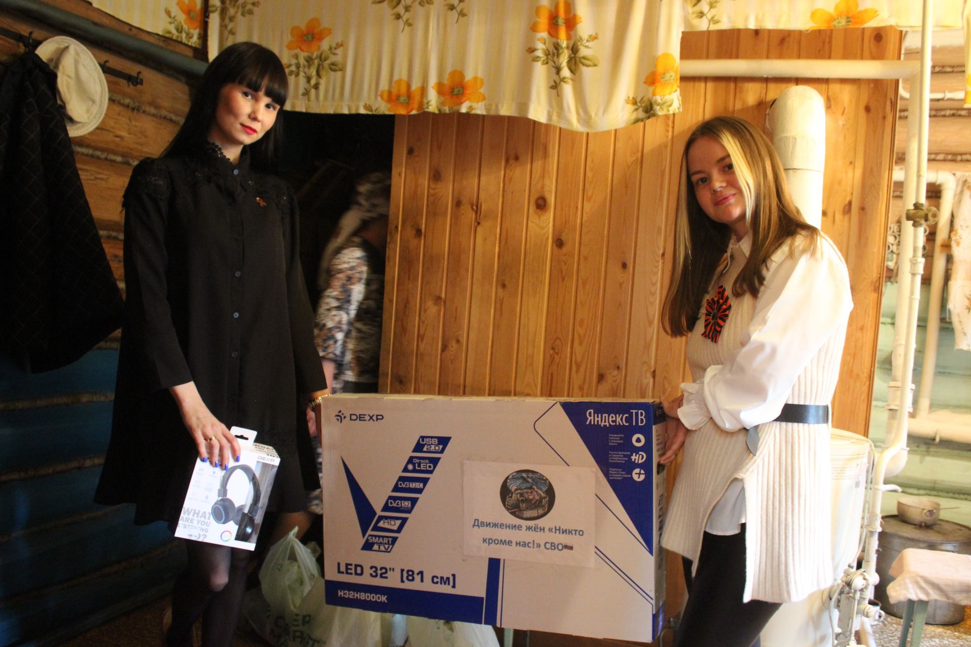 В Кайбицком районе 102-летнему ветерану войны жены мобилизованных подарили телевизор и дистанционные наушники