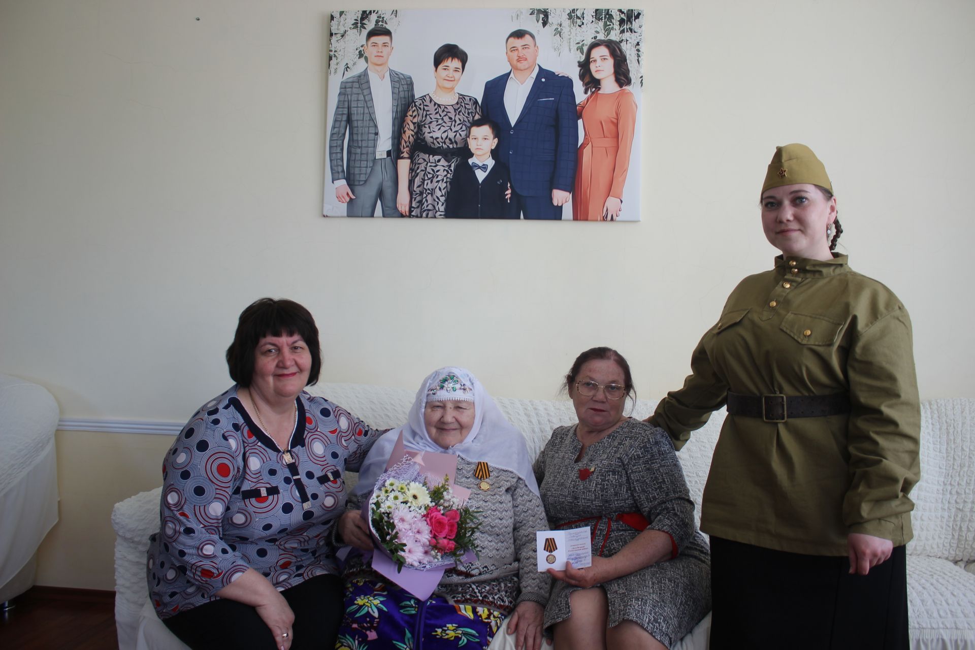 Бәрлебашы авылында яшәүче Гөлсинә апа Рәхмәтуллинага Җиңү көнендә “Сугыш чоры баласы” медале тапшырылды