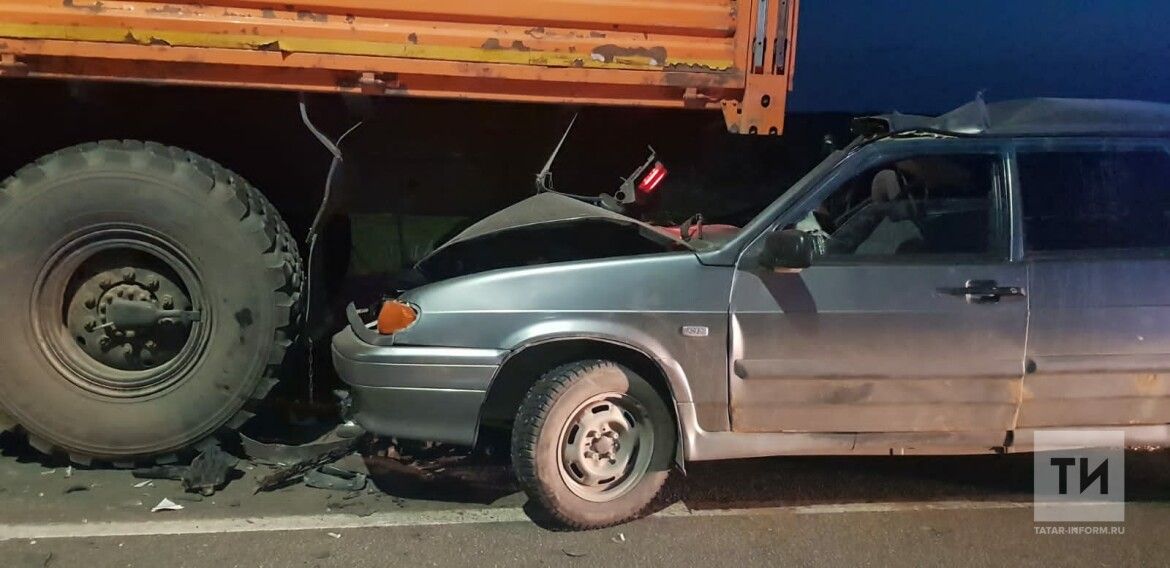 Под Альметьевском легковушка влетела под автокран