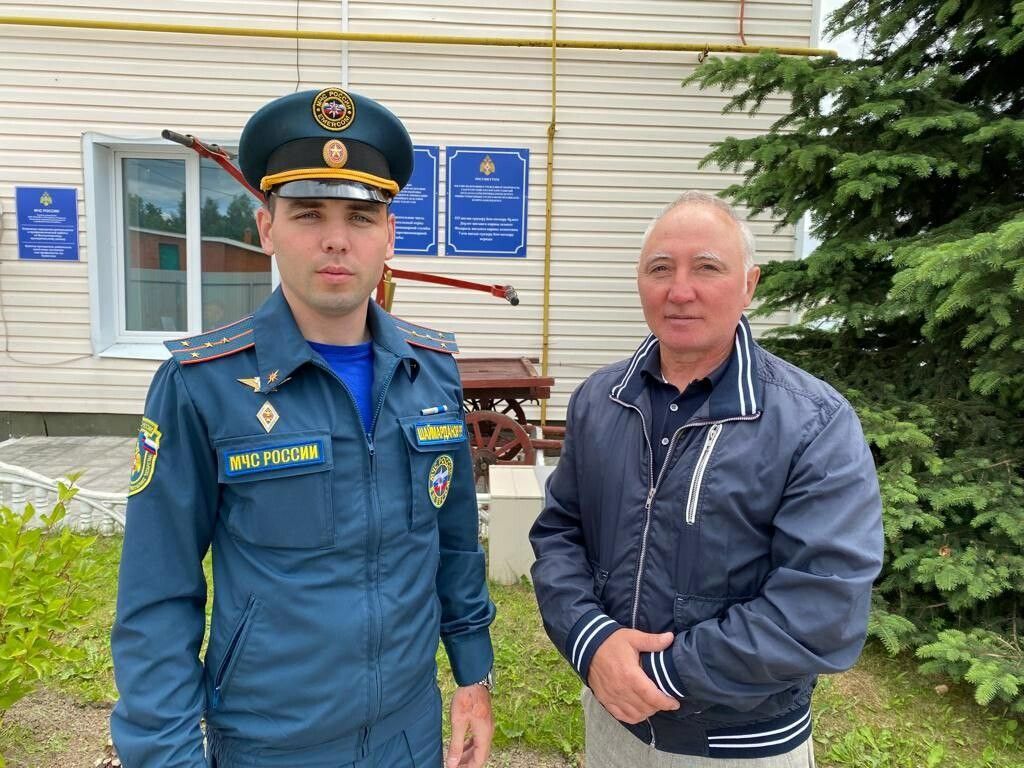 В Казани пожарный вместе со своим отцом спасли из горящей квартиры человека в свободное от службы время