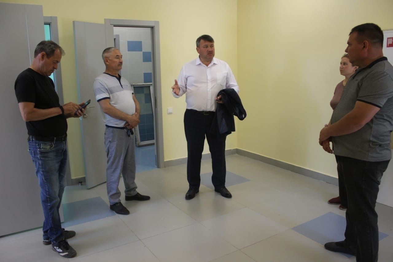 Район башлыгы Альберт Рәхмәтуллин Борындык мәдәният йортында үткәрелүче капиталь ремонт барышы белән танышты