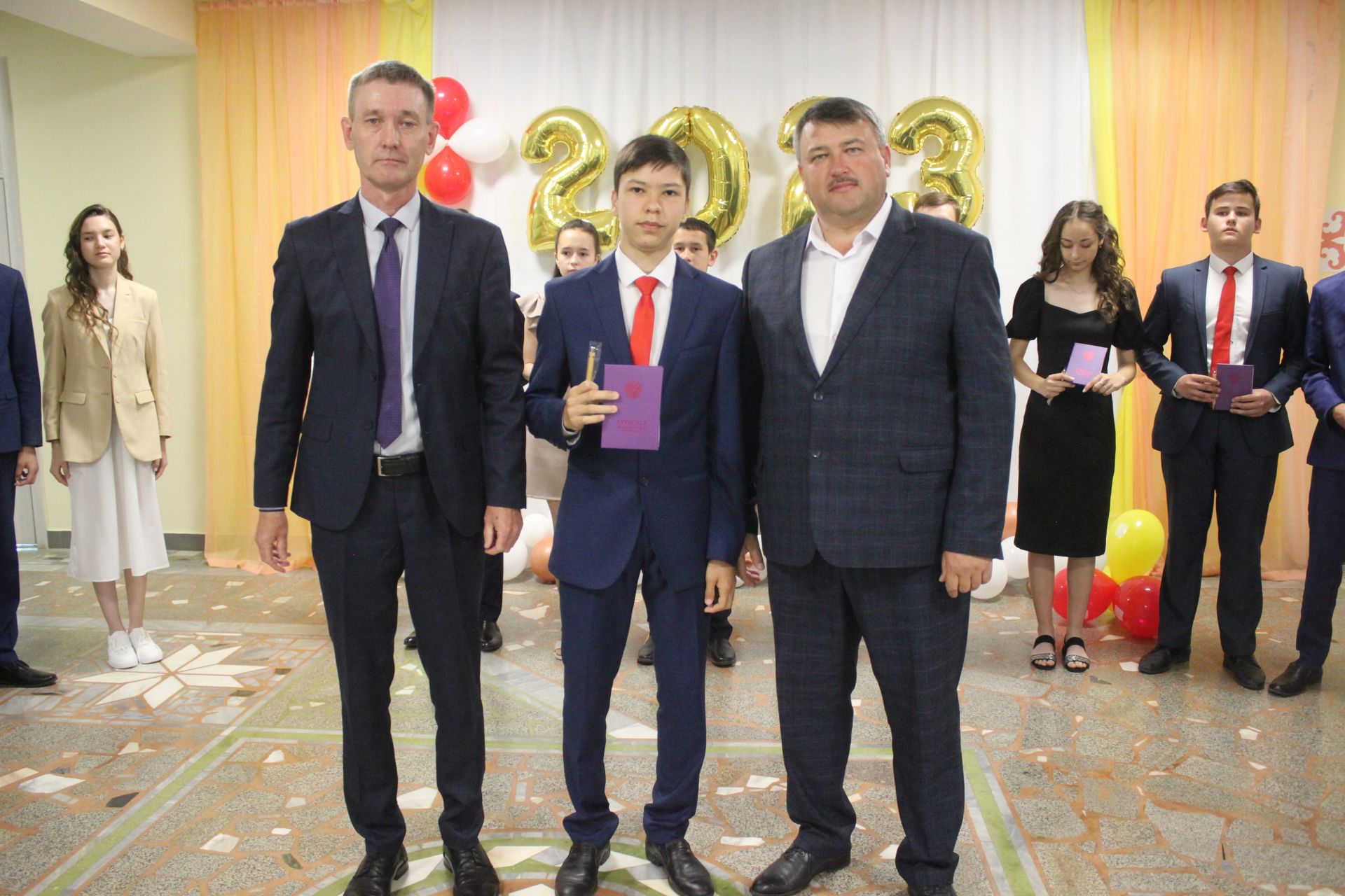 Кошман мәктәбендә узган аттестат тапшыру тантанасы мизгелләре